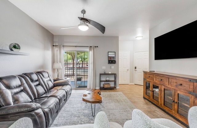 The Coyote Den: King Suite, 2 sparkling pools, ground floor