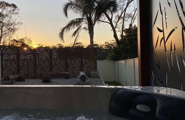 The Cozy Cottage - private hot tub, breakfast & a bottle of local wine.