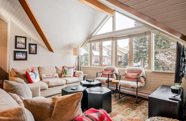 The Crest, Spacious, Central Condo, Free Parking
