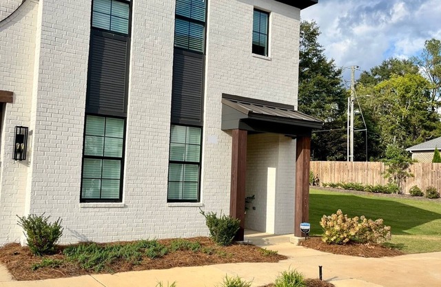 "The Dawg House" Townhouse