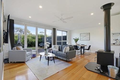 The Dolphin Cottage - 250m to bay beach