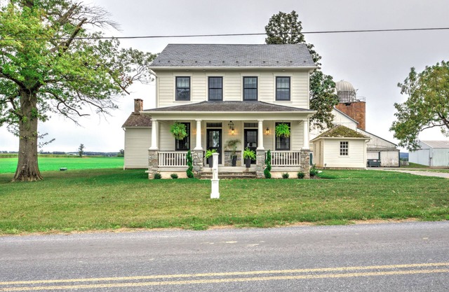 The Eby Farm/Newly renovated, Modern, Peaceful 5 bedroom & 5 bath/Hot Tub