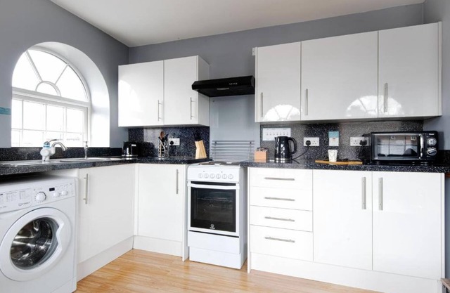 The Glyndwr - Berwyn House - Central Wrexham - Sleeps Up To 6