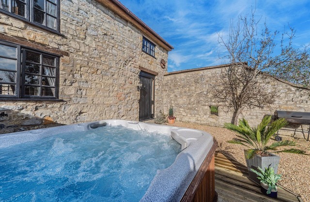 The Granary Converted Barn in a Beautiful Rural Location, hot tub, 4 Star gold