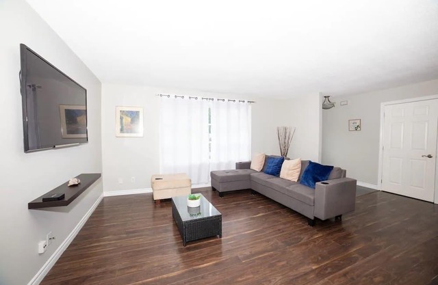 The House on 6th - steps away from beaches & parks!