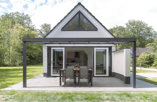 The IJssel Luxe bungalow offers luxury and tranquility in nature for 4 people, with modern amenities and a beautiful terrace.