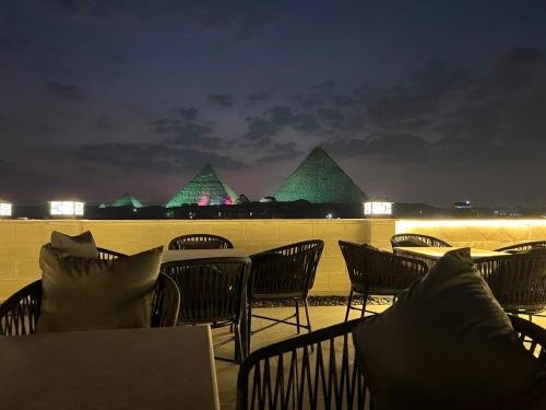 The kings pyramids & sphinx view hotel