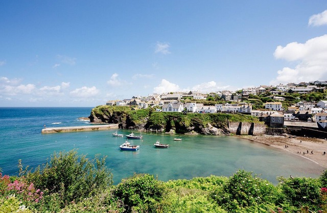The Lobster Pot, Port Isaac - with parking & sea glimpse - 200m from harbour