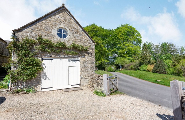 THE LONG BARN, family friendly, with a garden in Duntisbourne Abbots