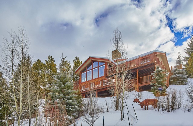 The Looking Glass Hideout: Luxury Meadow Home with Unbeatable Location & Views