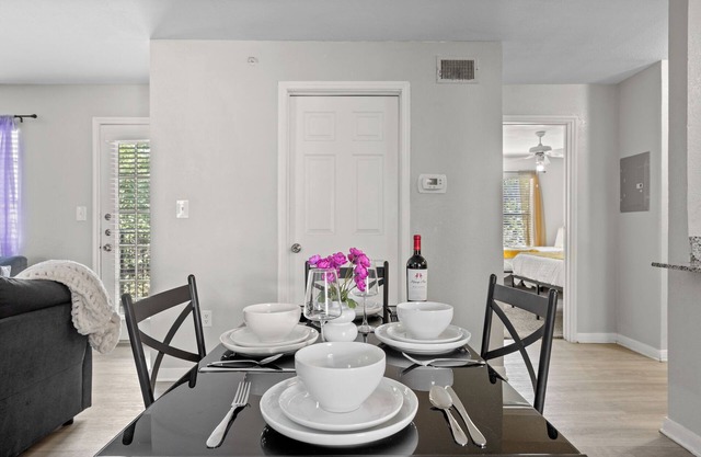 The Magenta - Bold Design + Prime Location + Sleeps 12 + Amenities
