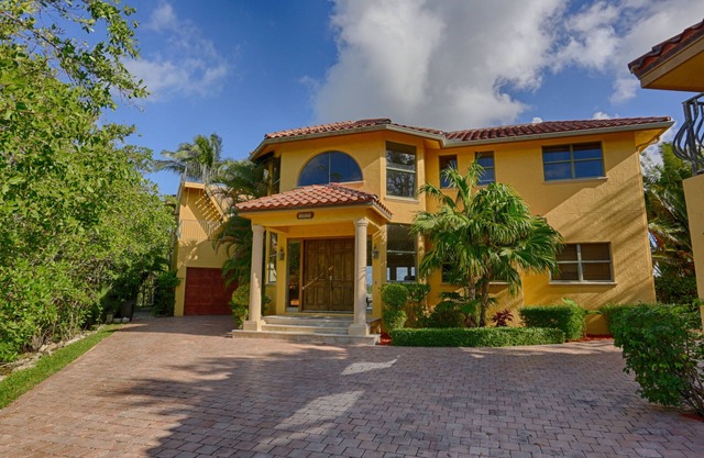 The Most Exclusive Waterfront Property in Jupiter. Private and Close to Dining