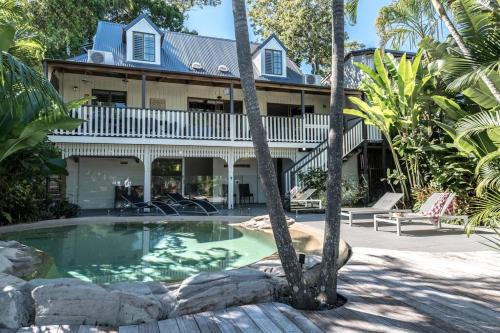 The Rest - Stunning Noosa Family Beach Cottage With Heated Pool