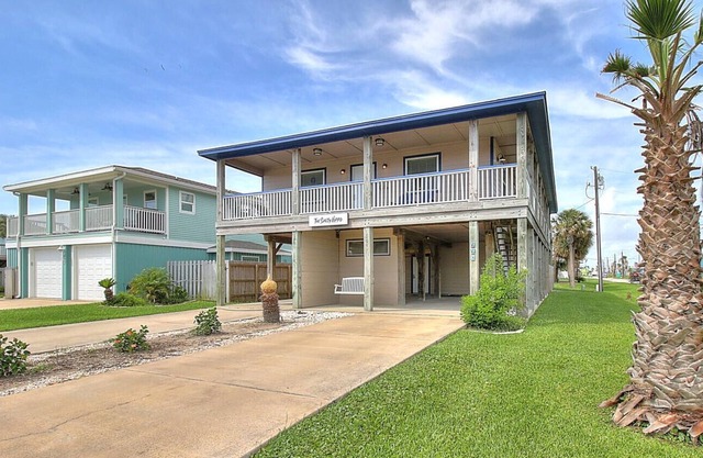 The Salty Hippo, 3 bedroom home with great outdoor space! Pet Friendly!