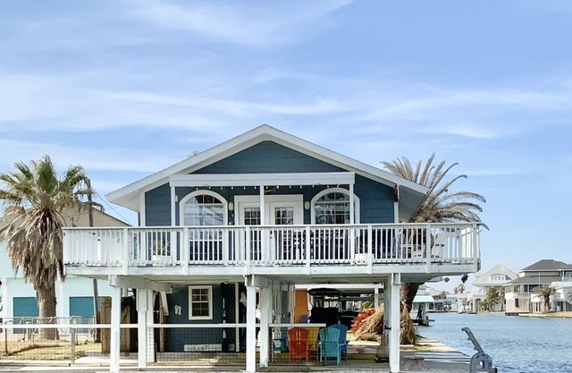 The Shell Shack - A Waterfront Retreat! Corner Canal Home w Quick Beach Access