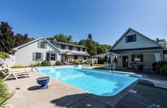 The Toledo Pool House!