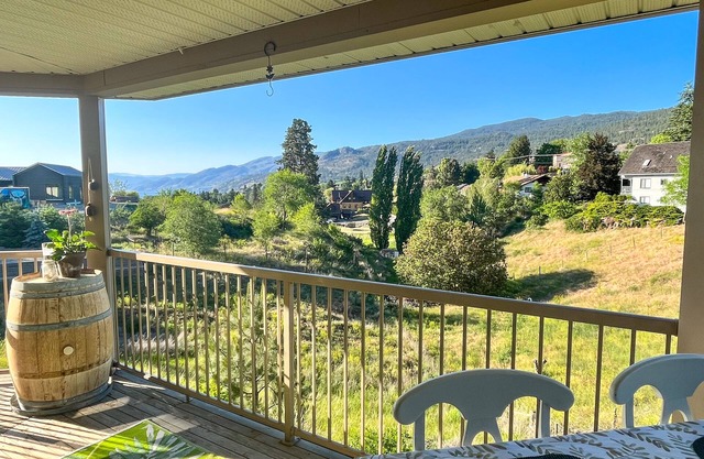 'The Verandah' King Suite at GaLa View B&B: Mountain & Lake Views