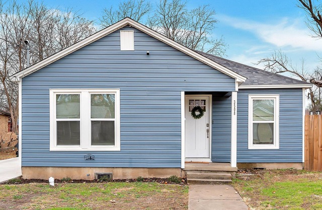 The Waco Charmer: Close to all the attractions!