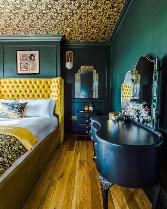 The Windsor Tapestries Retreat - Sleeps up to 9, Hot Tub, Free Parking, Dog Friendly