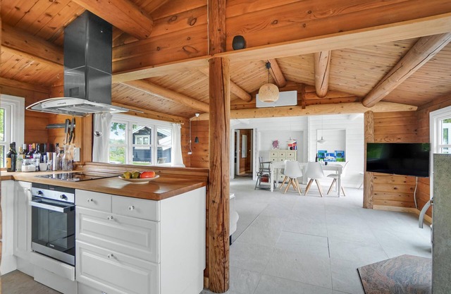 This atmospherically furnished holiday home is located in an idyllic area close to the marina.