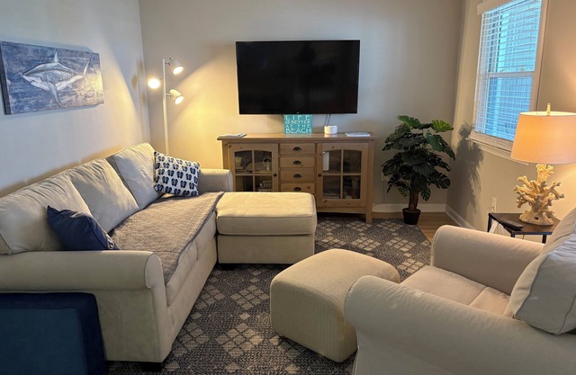 This condominium is a 2 bedroom(s), 2 bathrooms, located in Fenwick Island, DE.
