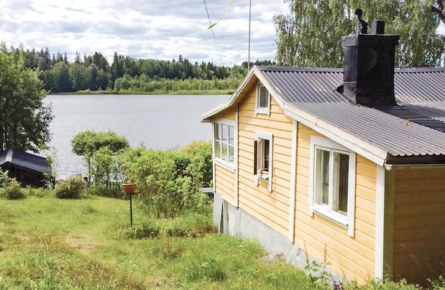 This cozy cottage is located on the beach of the idyllic lake Djulösjön in Katrineholm.