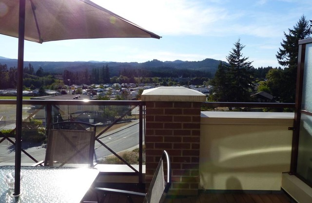 Three bedroom, executive condo, north Nanaimo, Mountain view.