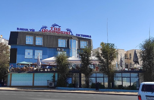 Three Dolphins Hotel