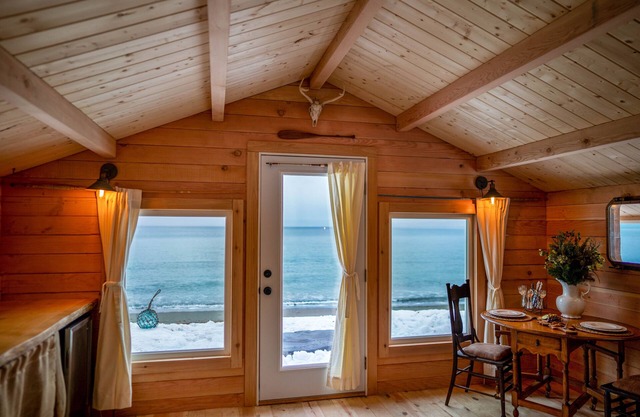 Tidepool Cabin, Beach Front Wilderness, Glacier, Bear Viewing, Kayaking, fishing