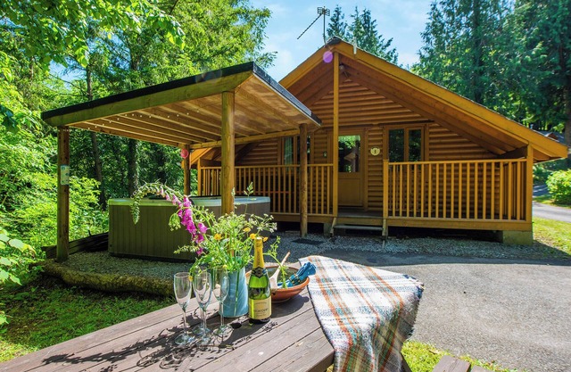 Timber lodge set in an elevated woodland position with one double and one twin.