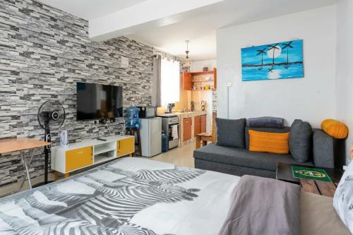 Top Studio with City View