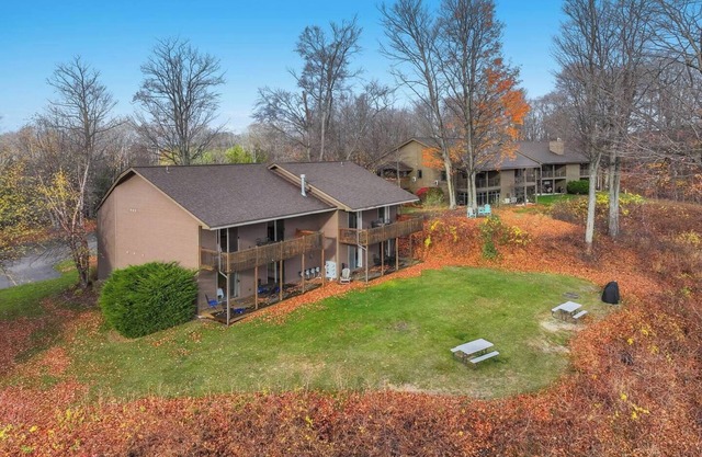 🛶 Torch Lake Vista – A-Ga-Ming Golf & Lakeview Condo | Large Patio ➠ 741/Unit 9B
