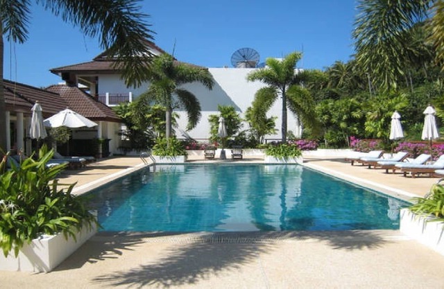Townhouse literally ON NAI HARN beach. 400m from beach. THE PERFECT LOCATION