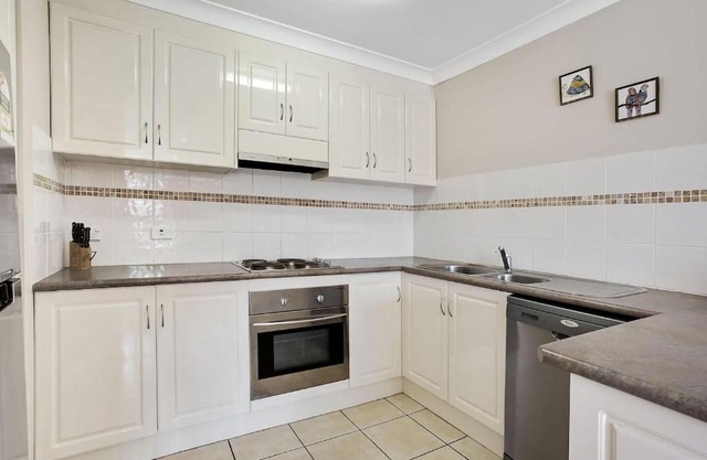 Townhouse on Tomaree Central to cbd
