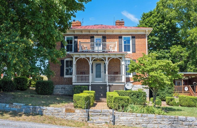 Tranquil 4-bedroom farmhouse in Linville with AC, WiFi. Enjoy the serenity