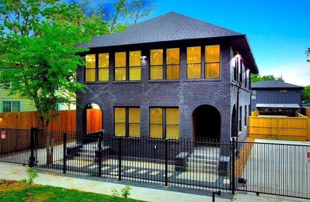 ⭐️Tranquil Urban Retreat⭐️7BR⭐️6 Bathrooms⭐️HotTub⭐️Fully Gated w/Prkng⭐️