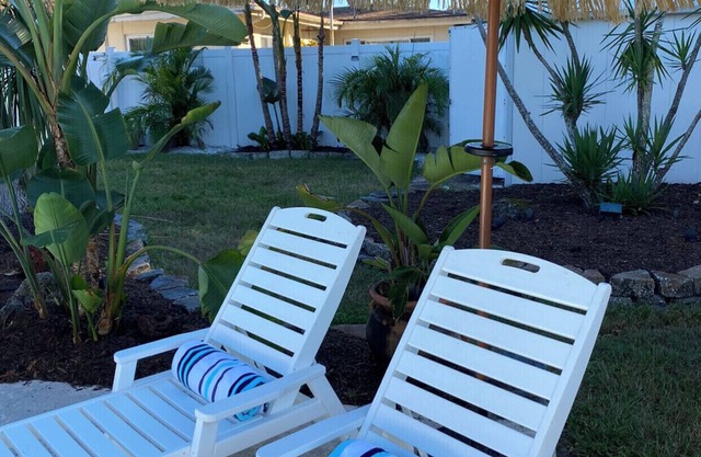 Tropical Backyard Heated Pool House Close to Beach