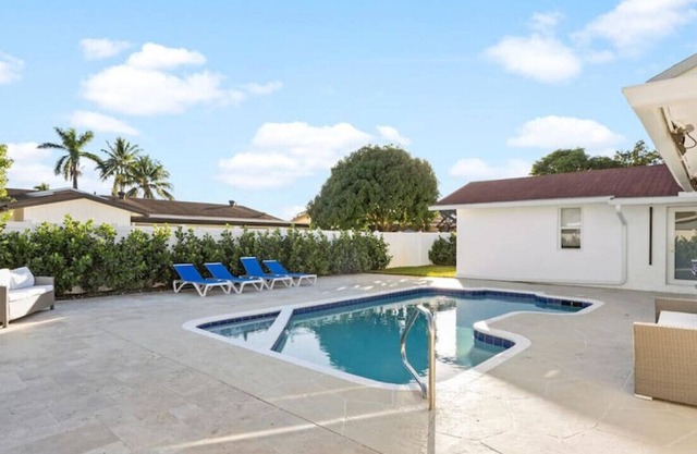 🏝️ Tropical Escape: Captivating 5BR/3 Villa with Guest House and Heated Pool 🌴🌞