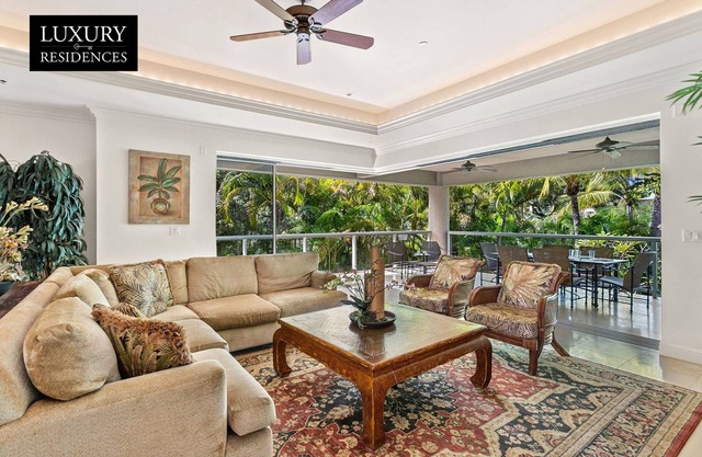 Tropical Luxury Villa Indoor-Outdoor Living, Gourmet Kitchen and Spa Bathrooms!