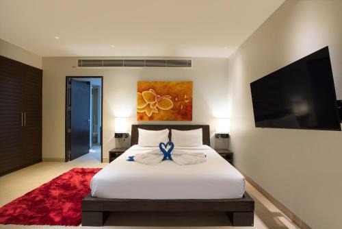Tropical Serenity - Elegant 1 Bedroom with Pool