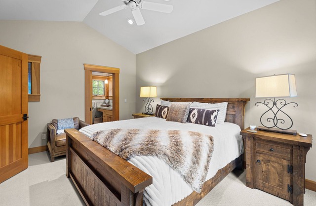 Twin Pine Retreat | Large Yard w/Hot Tub
