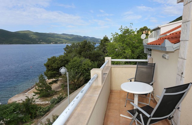 Two bedroom apartment near beach Viganj, Pelješac (A-10116-b)