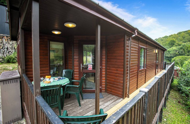 Two bedroom lodge within walking distance of Lynton Centre. Free fishing onsite