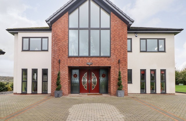 TY MARLYN, pet friendly, luxury holiday cottage in Crofty