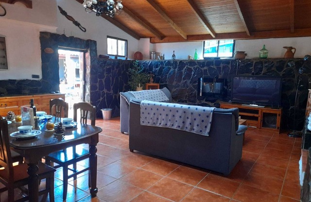 Typical Canarian house with pool and wifi in the mountains of Telde.