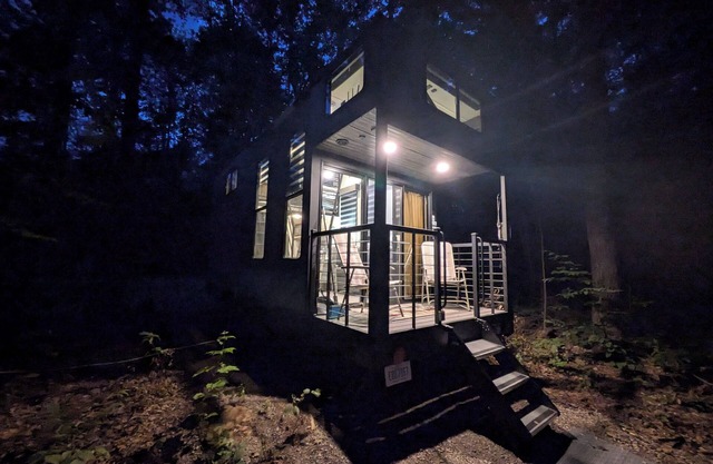 Ultra Modern Tiny Home with AC Full Kitchen and Laundry near Torch Lake