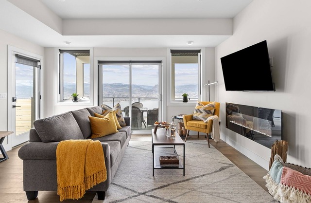 Uncorked Escape ~ Naramata 2 bdrm suite with simply stunning views & hot tub.
