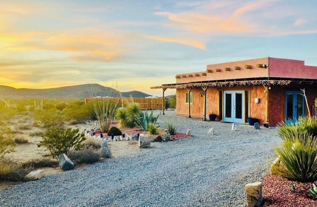 Unique Strawbale home Stunning Mountain Views/Sunsets Stargazing