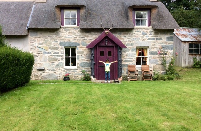 Unique thatched cottage ,restored to highest spec in gorgeous countryside