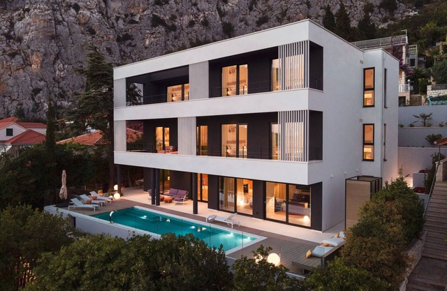 Uniquely designed sea view villa in town center